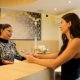 Especialista certificada realizando una cita de valoración de depilación láser en EVO Beauty Clinics Polanco